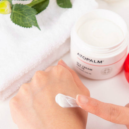 ATOPALM MLE Cream 160ml texture application